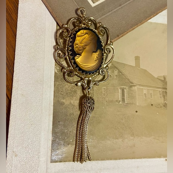 SOLD-Vintage WHITING & DAVIS Iridescent Golden Amber Glass Cameo Tassel Pendant - Picture 2 of 11